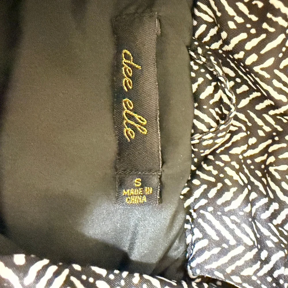 dee elle Women's Small Black & White Chevron Quilted Vest EUC b14